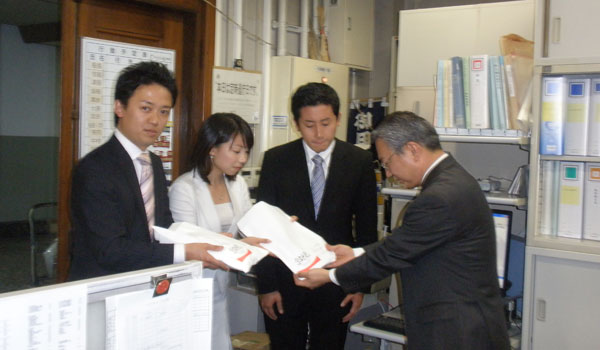 2011年5月12日、東日本大震災の義援金を提出